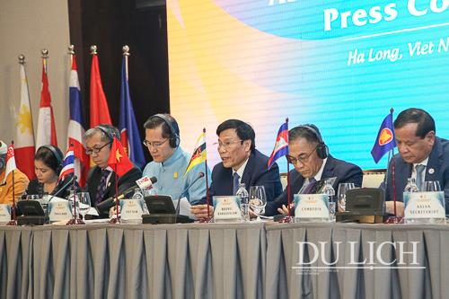 Bộ trưởng Bộ Văn hoá, Thể thao và Du lịch Việt Nam Nguyễn Ngọc Thiện thông báo kết quả nghị sự tới báo giới